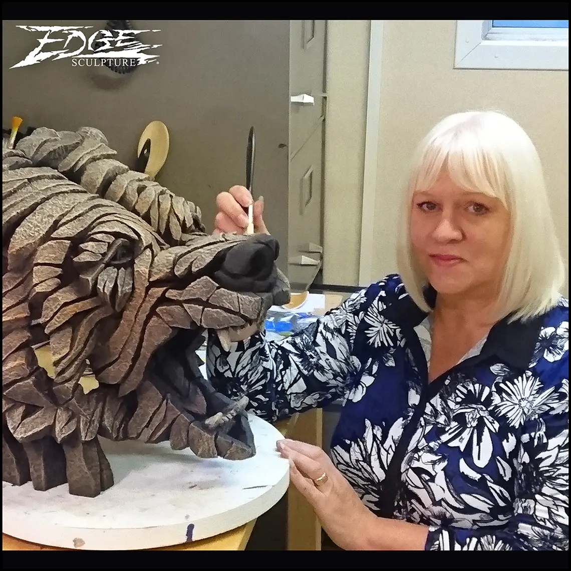 Peggy Horton painting a Grizzly bear
